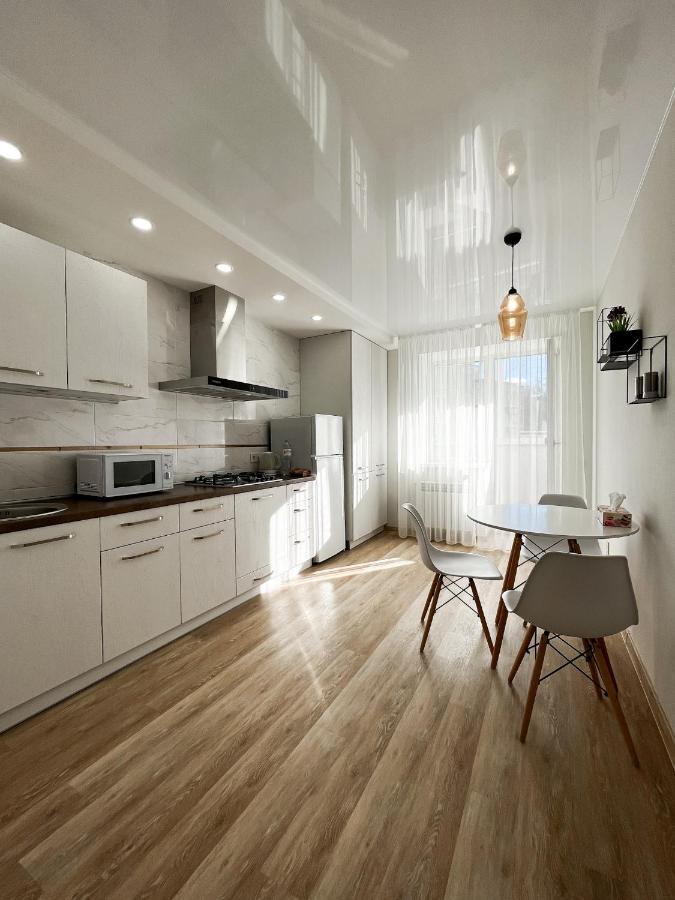 Helen Network: Bright Apartments by Korpusnyi Park Poltava Room photo
